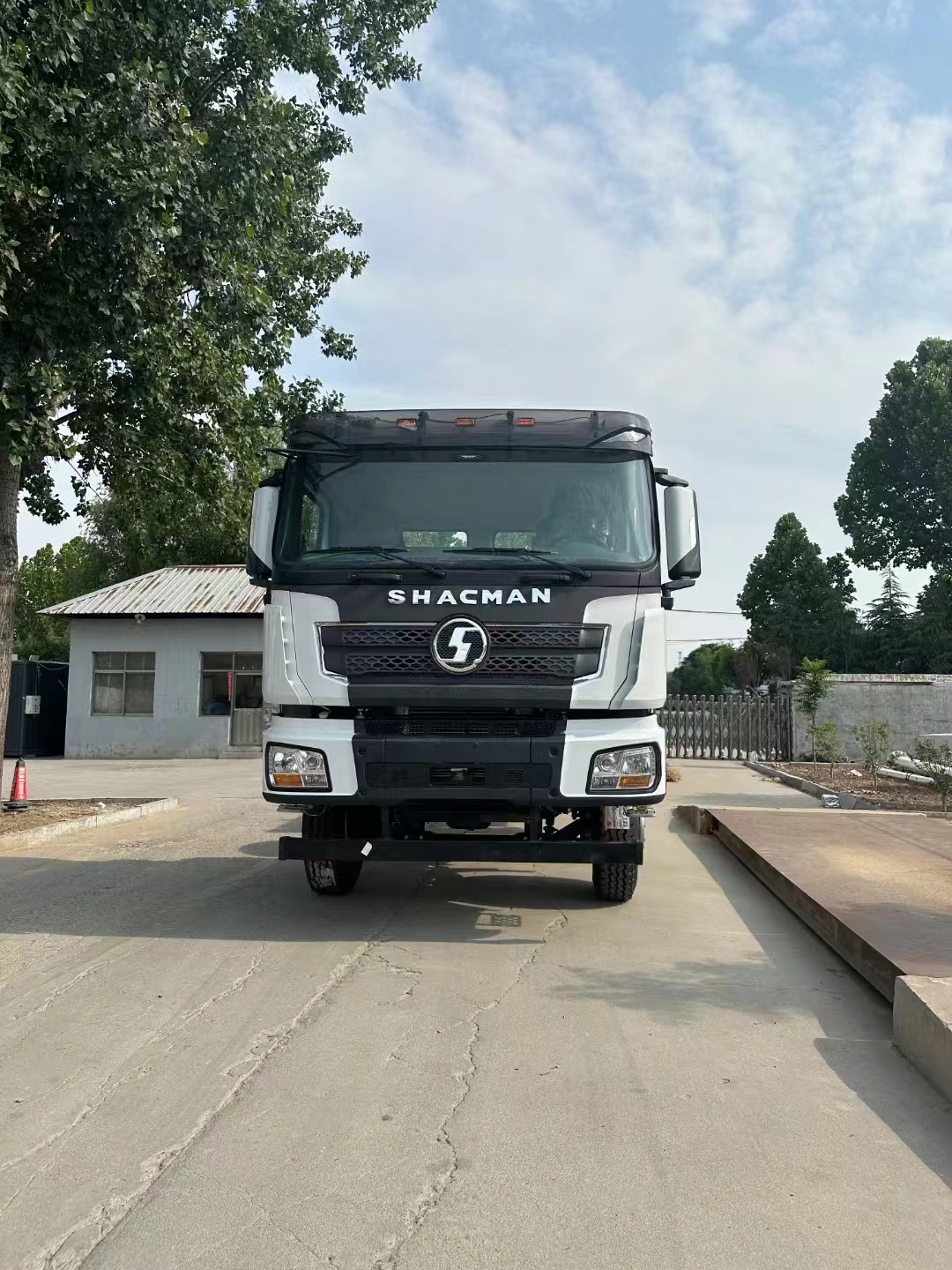 Експортирайте нови автомобили за вашия дом Shaanxi Automobile Delonghi X3000-8x4 National V, стоманен мост, ръчна трансмисия, голяма кутия може да бъде персонализирана, най-много модел в Централна Азия и Русия