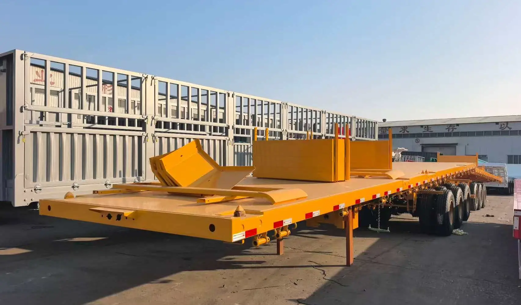 Употребявано полуремарке с 3 оси с ниско легло за план за доставка на кораб Roro